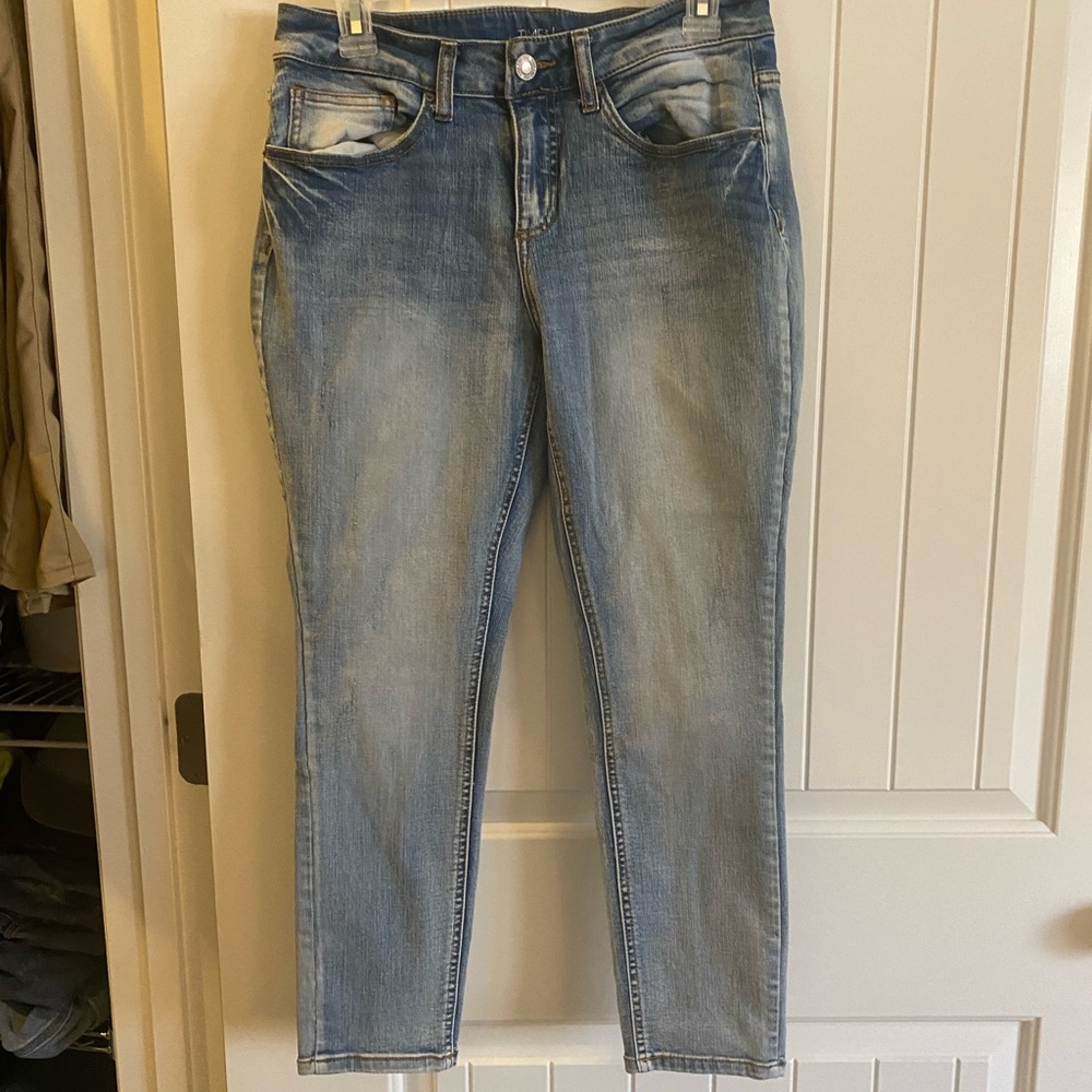 Cute light wash skinny jeans.